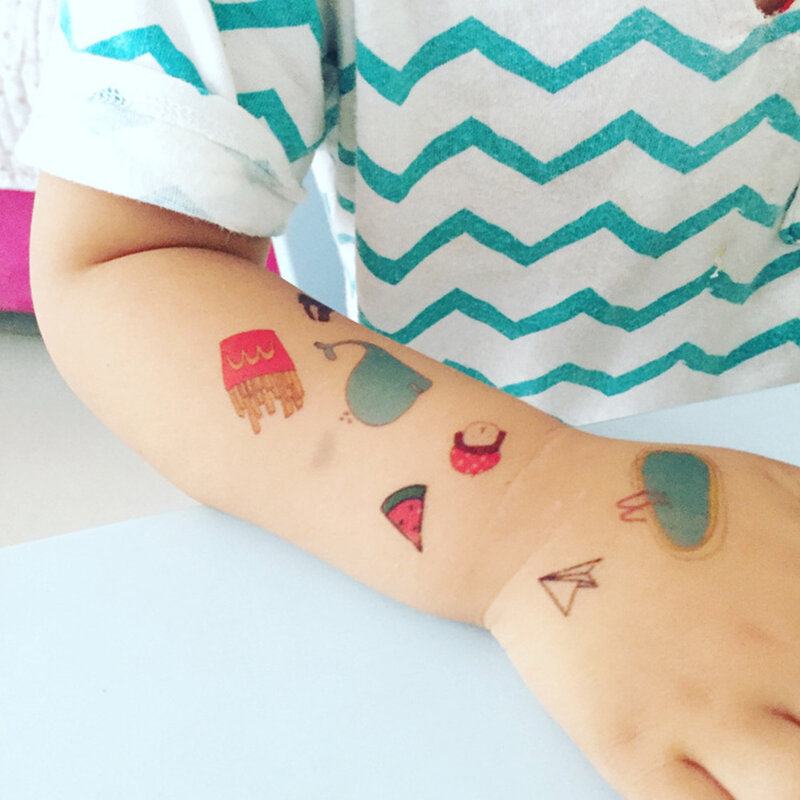 Autocollants de tatouage drôles pour enfants, autocollants de tatouage imperméables mignons coréens, autocollants de transfert d'eau de bras de fleur de document