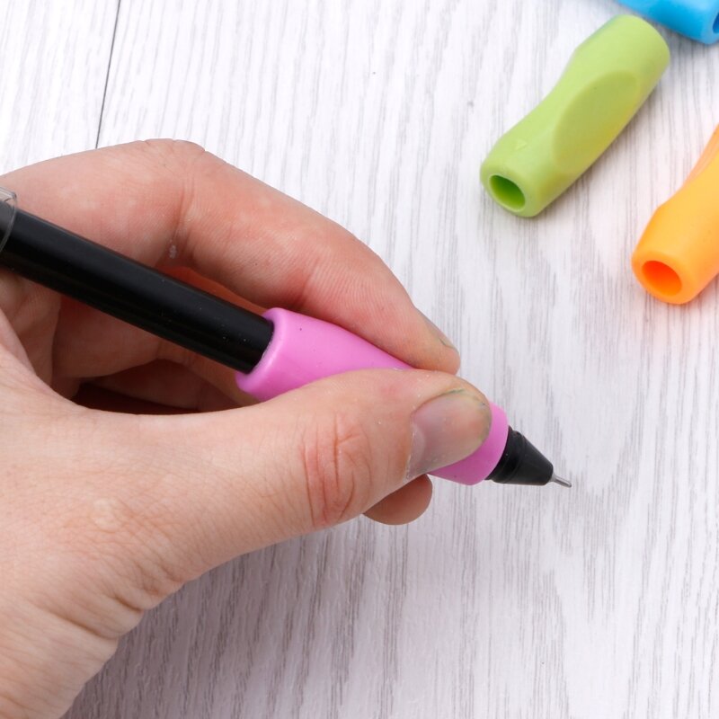 4 قطع من حوامل أقلام الرصاص المصنوعة من السيليكون الناعم لمساعدة الأطفال على الكتابة للأطفال الصغار الذين يستخدمون اليد اليمنى