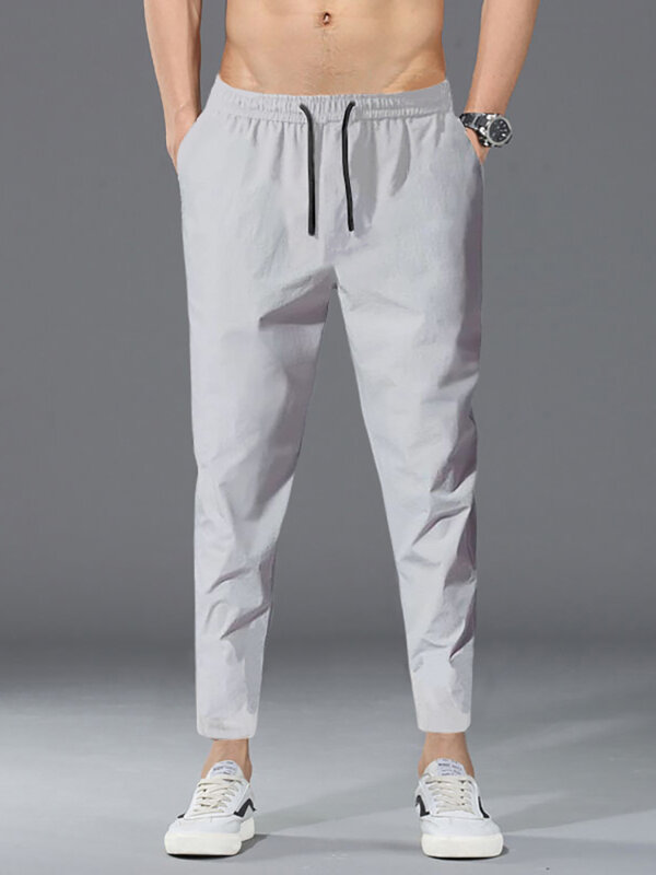 Новинка 2023, корейские мужские летние тонкие модные однотонные Свободные повседневные брюки из ледяного шелка больших размеров, 9-точечные спортивные брюки с маленькими лапами