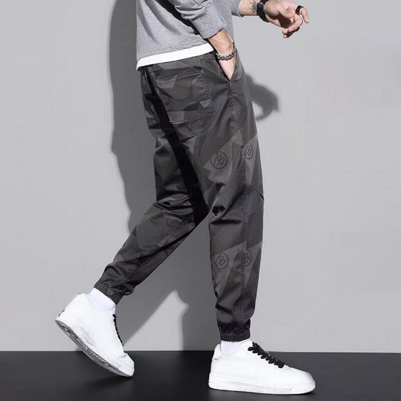 Calça de cintura elástica masculina com cordão, estampado camuflado, calça esportiva de seda gelo, bolsos com faixas no tornozelo, roupa de jogging