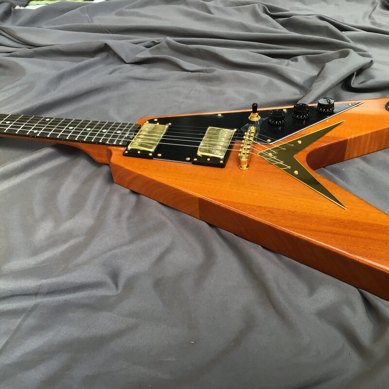Gitar listrik kuning V gitar emas perangkat keras gitar fingerboard kayu mawar pesanan langsung pengiriman gitar dengan penjaga hitam