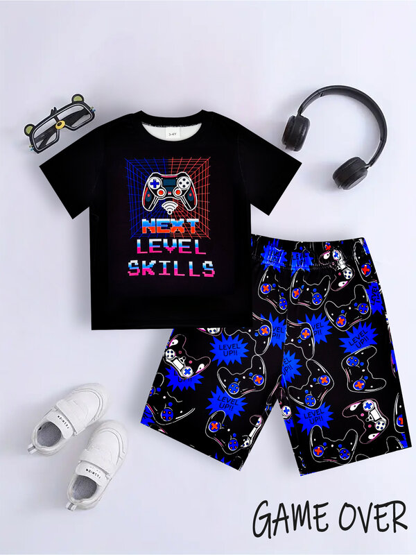 男の子用のクールなカジュアルなラウンジウェアパジャマセット、ゲームパッド柄プリント、半袖プルオーバートップ、ロッバープリントショーツ、クールクロス、2個