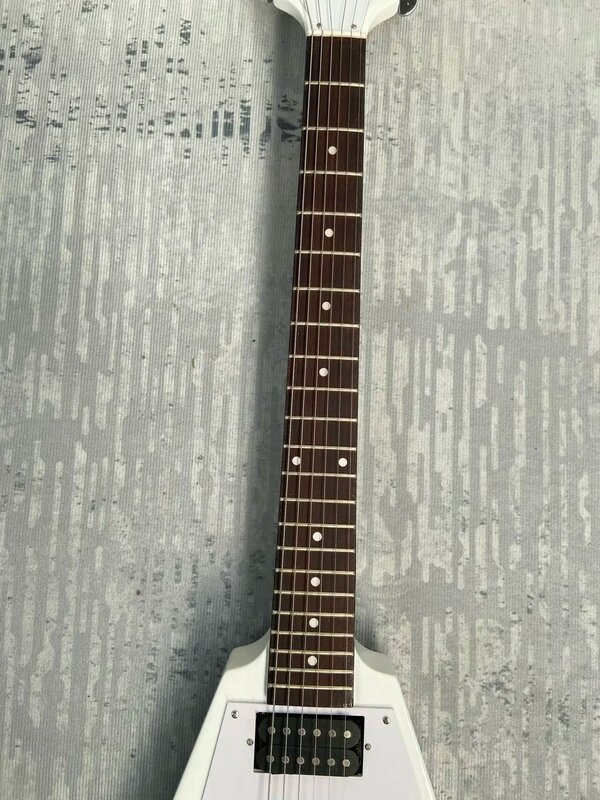¡Novedad de 2024! Guitarra con logotipo hecho en China, blanca, fly ~ V, cuerpo de caoba, envío gratis, disponible