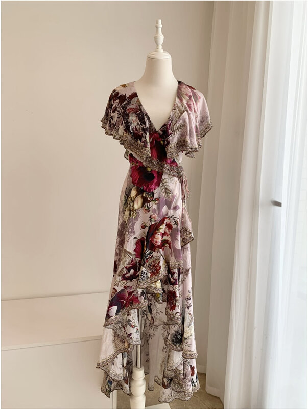 Женское длинное шелковое платье контрастных цветов с V-образным вырезом и цветочным принтом