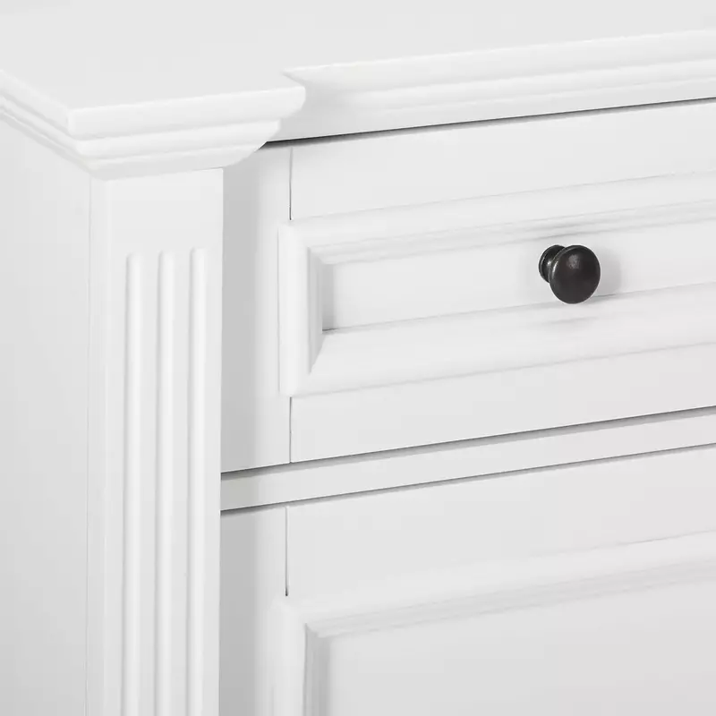 Placard en bois finition blanche avec rangement, armoire avant, table console, étagères de proximité