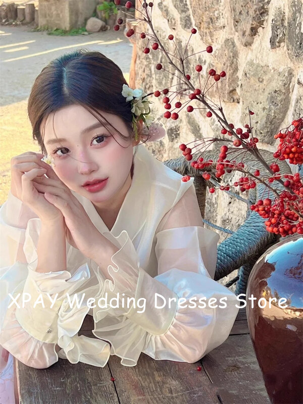 Xpay ชุดเดรสแต่งงานสไตล์เกาหลีเสื้อคอยาว V สำหรับถ่ายภาพแต่งงานชุดเจ้าสาวผ้าออร์แกนซ่าแต่งจีบในสวนขนาดพิเศษผลิตตามสั่ง