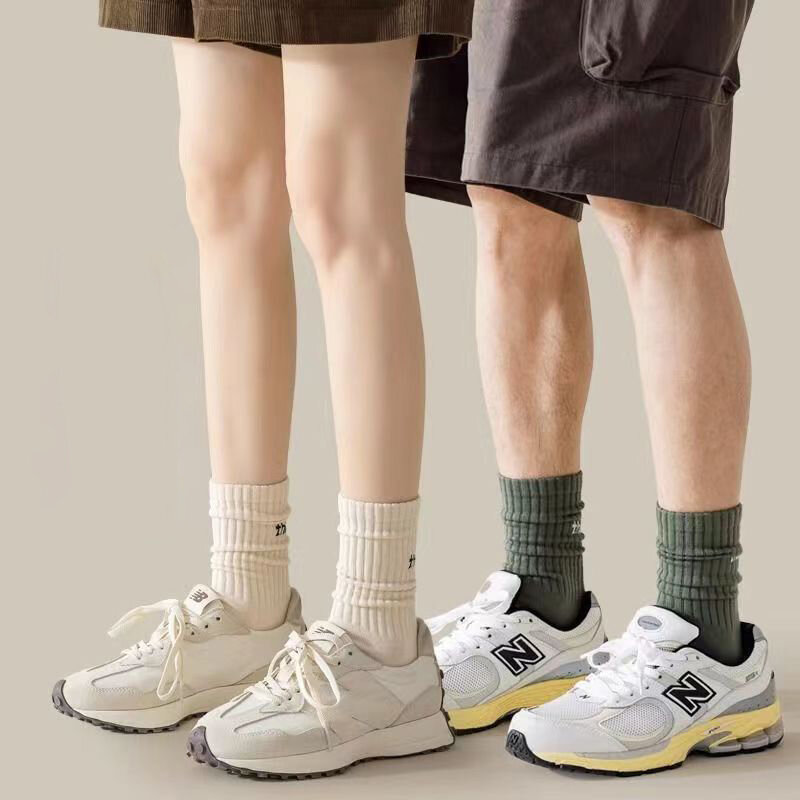 Kaus kaki pasangan gaya kuliah Pria Wanita, kaus kaki setengah betis tahan aus garis tebal kaus kaki olahraga musim gugur musim dingin