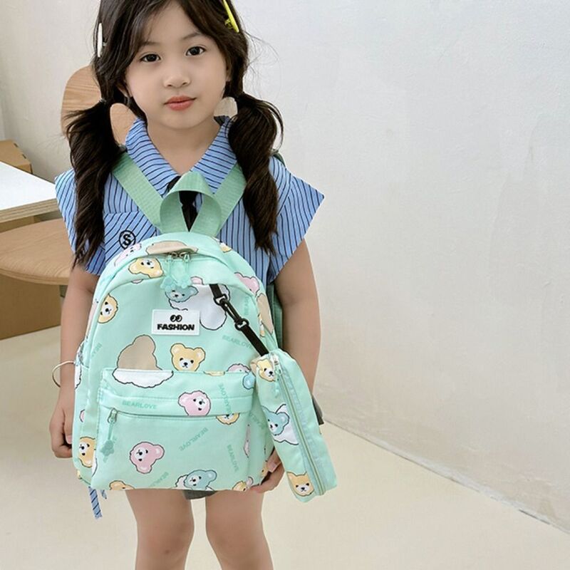 Нейлоновый рюкзак с мультяшным медведем, вместительная сумка для учеников с буквенным рисунком, школьный рюкзак с подвеской, сумка через плечо карамельного цвета