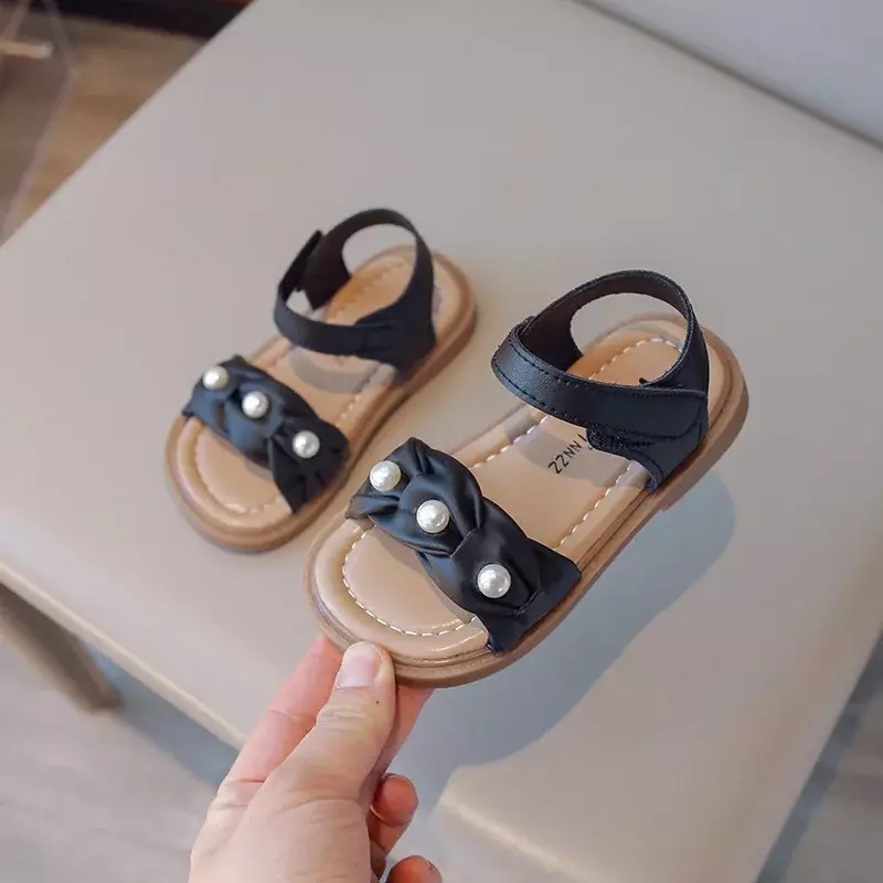 Sandali per ragazze estate 2024 nuovi sandali con perle pieghevoli per bambini moda dolce bambini principessa sandali piatti da spiaggia Open-toe tinta unita