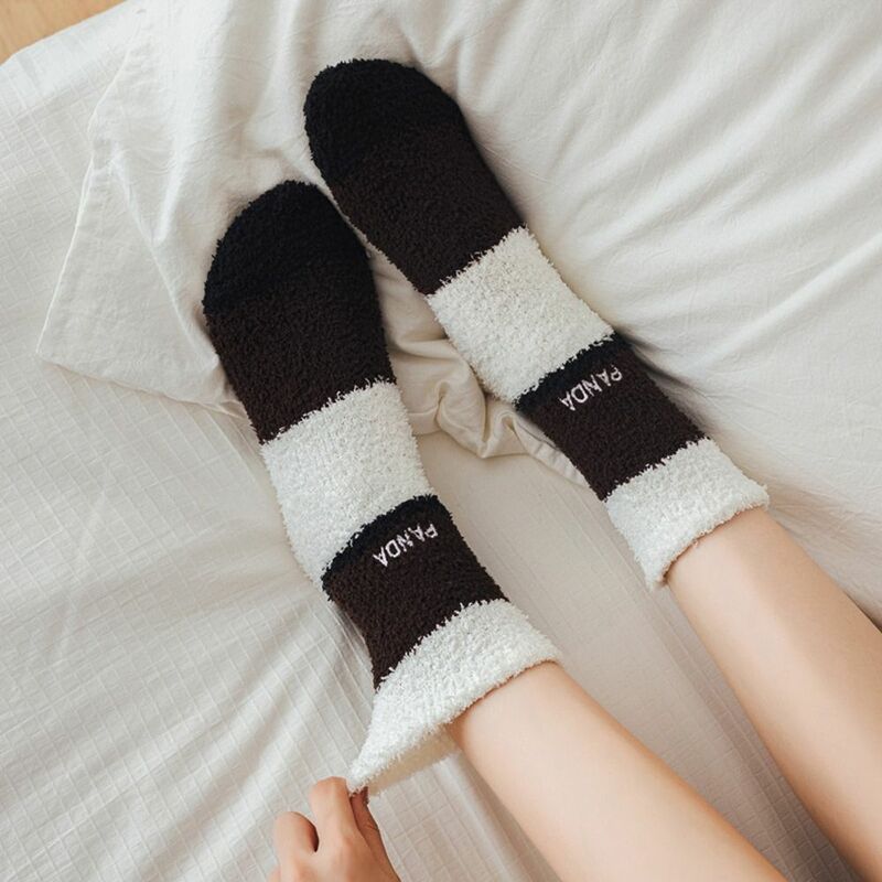 Calcetines de lana de Coral con bordado de Panda para niña, medias de dormir para el hogar, calcetines de piso para mujer, regalos de otoño e invierno