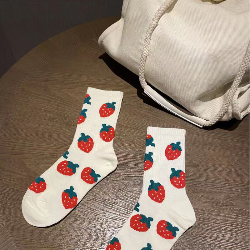Calcetines de algodón para mujer, medias de tubo medio, Kawaii, Strawberry, Harajuku, blanco, encantador, novedad