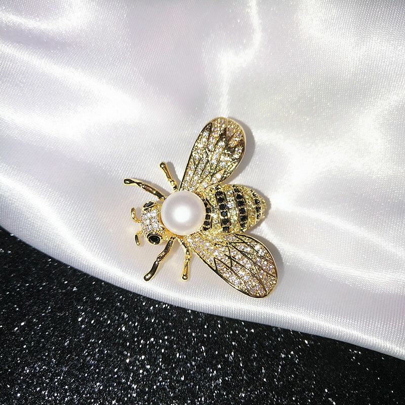 Engraçado pequena abelha broche feminino pérola strass cardigan terno broches pino acessórios presente
