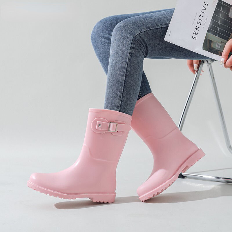 Sepatu bot hujan PVC untuk wanita, sepatu bot setengah betis tahan air dengan gesper, sepatu bot air antiselip untuk wanita