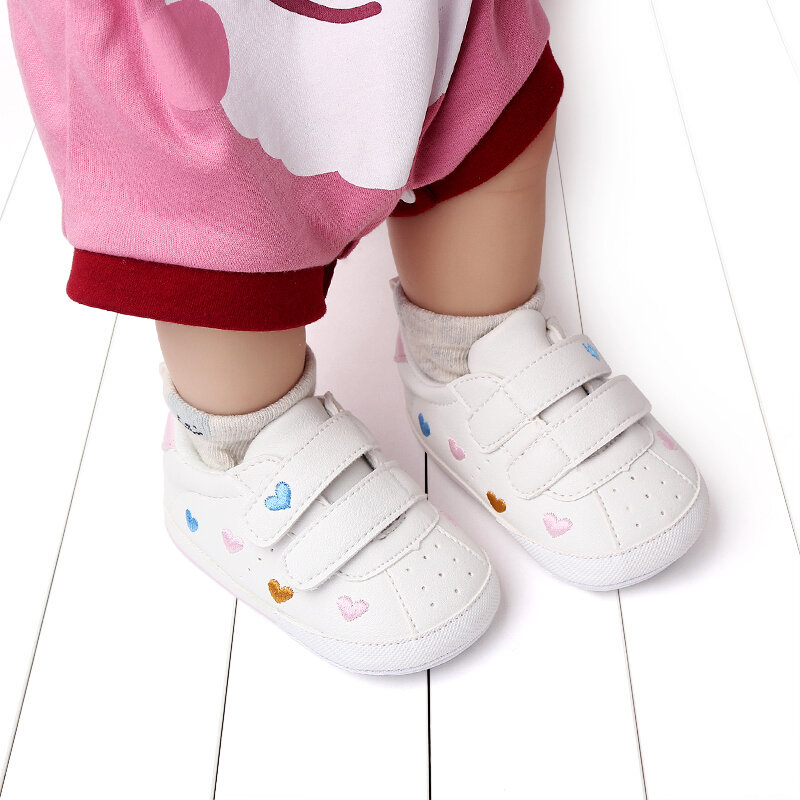 Dziecko Sneaker PU skórzane serce/gwiazda antypoślizgowe buty na płaskim obcasie pierwsze buty do chodzenia dla dziewczynek chłopców