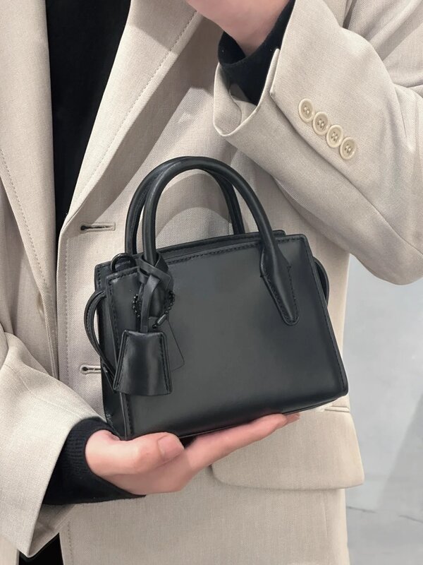 حقيبة مربعة صغيرة مشهورة عالية الجودة ، حقيبة كتف كروس بودي للسيدات ، أحدث حقيبة يد متميزة بلون واحد ، حقيبة حمل صغيرة لطيفة ، هدية