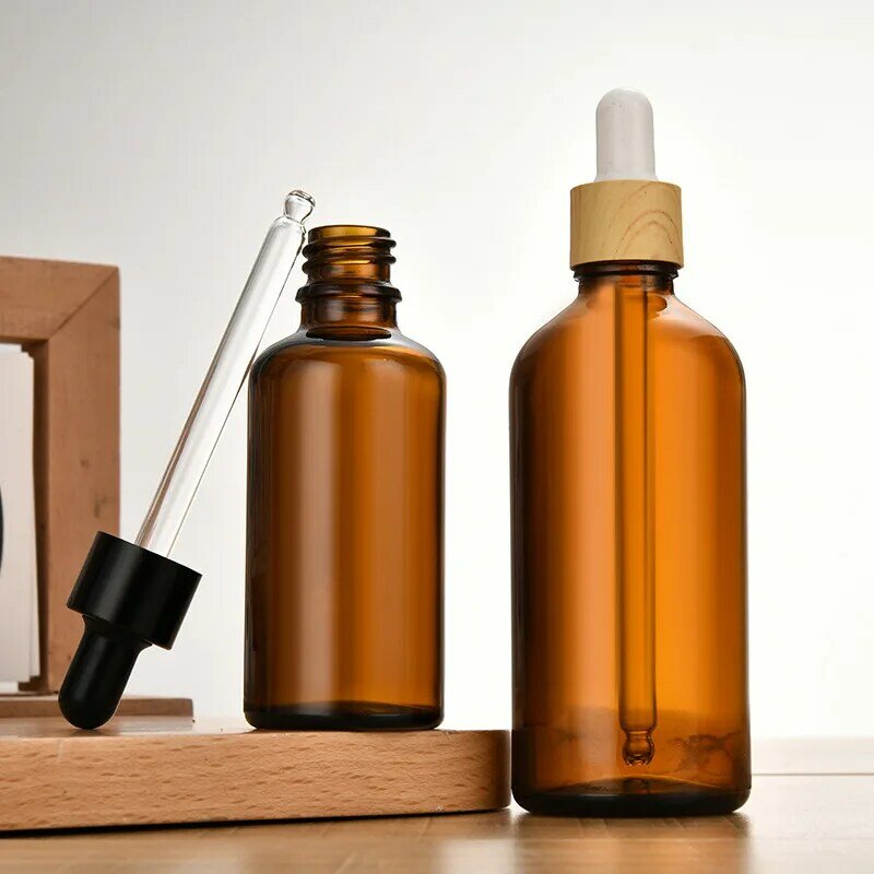 Dunkelbraune Tropf flasche mit ätherischem Öl und mehreren Spezifikationen mit nachfüllbarer transparenter Kosmetik probe