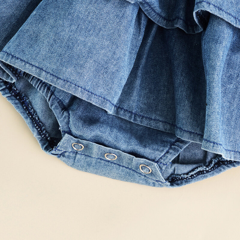 Baby Girl's Ruffle Hem Romper jeans, suspensão sem mangas, design plissado, botão snap inferior, macacão bonito, roupas de verão