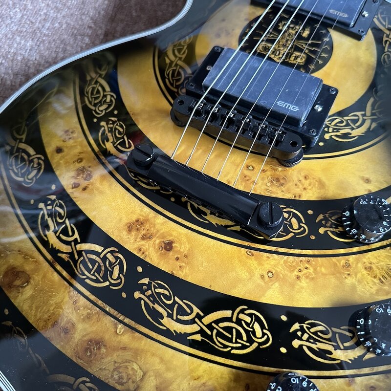 Dalam stok aneh bentuk khusus gitar listrik pola Totem atas Rosewood fingereboard maple leher hitam perangkat keras pengiriman cepat