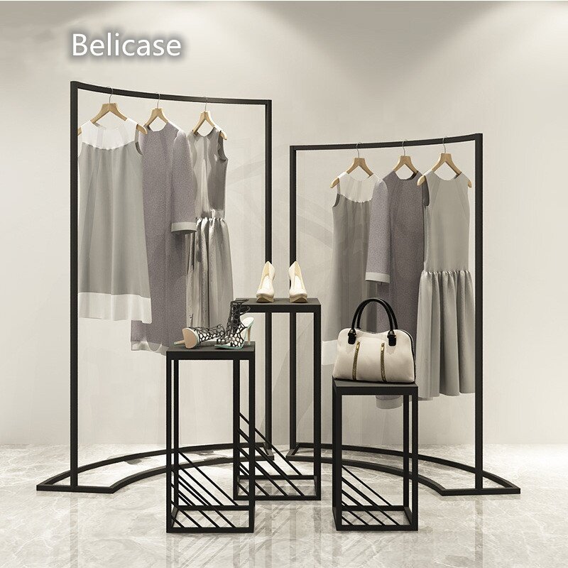 Estante de ropa cromado personalizado, soporte de ropa de Metal, estante de exhibición de ropa dorado para tienda de ropa
