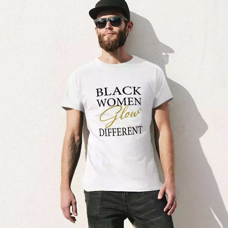 Black Women Glow Different , Black Woman Gift t-shirt camicetta abbigliamento vintage magliette nere per uomo