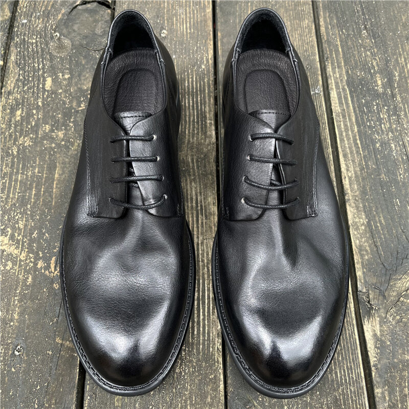 Sepatu kulit asli Vintage pria, sneaker bisnis gaya Vintage ujung bulat, kasual besar untuk pernikahan