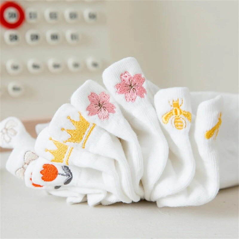 Meias bordadas brancas para mulheres, meias de malha respirável, coroa fofa, Love Bee, meias curtas Sakura bowknot, 5 pares por lote