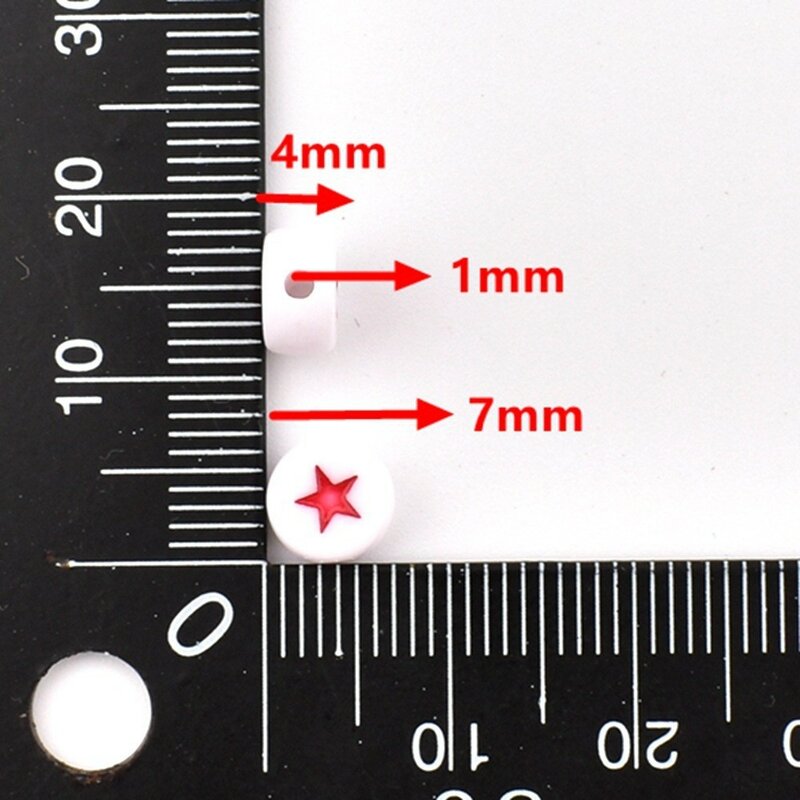 ลูกปัดอะคริลิคตัวอักษรทรงกลมขนาด7*4*1มม. 50ชิ้น/ล็อตพื้นหลังสีขาวลูกปัดดาวสีแดงสำหรับทำเครื่องประดับ
