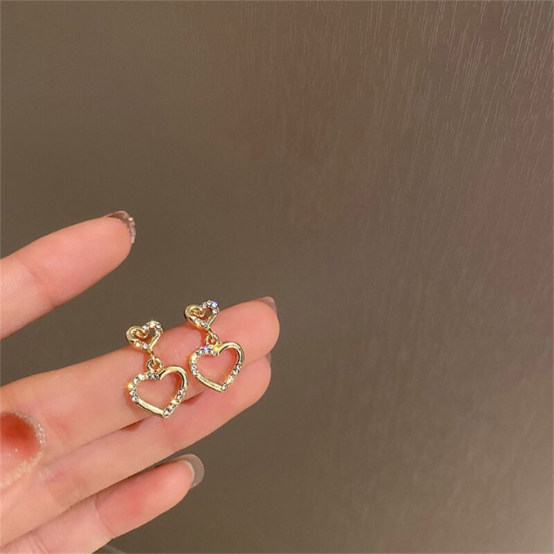 Nuovi orecchini con zirconi brillanti orecchini con diamanti a forma di cuore eleganti orecchini squisiti di nicchia di lusso per le donne