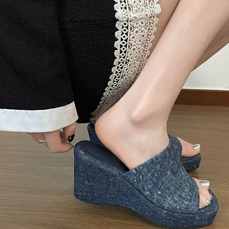 2024รองเท้าผ้าเดนิมอ้วนสีฟ้าสำหรับผู้หญิงรองเท้า Comfort แฟชั่นแพลตฟอร์มส้นสูงแบบสไลด์รองเท้าแตะชายหาดฤดูร้อน