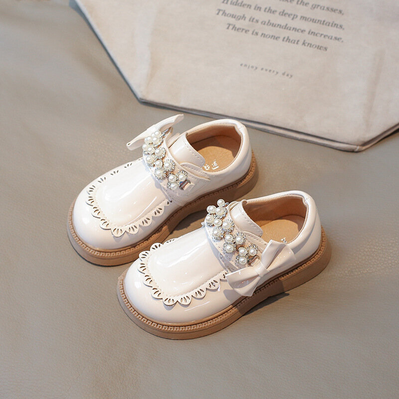 Zapatos pequeños de cuero para niña, zapatillas de princesa de suela suave, de una sola capa, para primavera y otoño, novedad de 2024