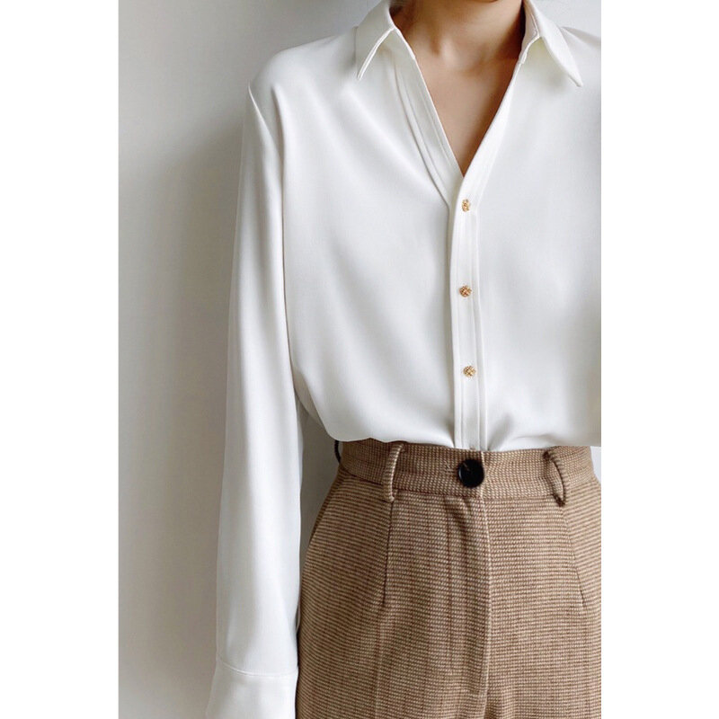 Mrmt สีขาวเสื้อเชิ้ตคอวีขนาดเล็กของผู้หญิง2024ใหม่เอี่ยม, เสื้อเชิ้ตดีไซน์กระดุมโลหะย้อนยุค
