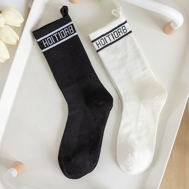 Nova bandagem meias alfabeto moda feminina preto branco bezerro meias de algodão para quatro estações tendência geral esportes e lazer