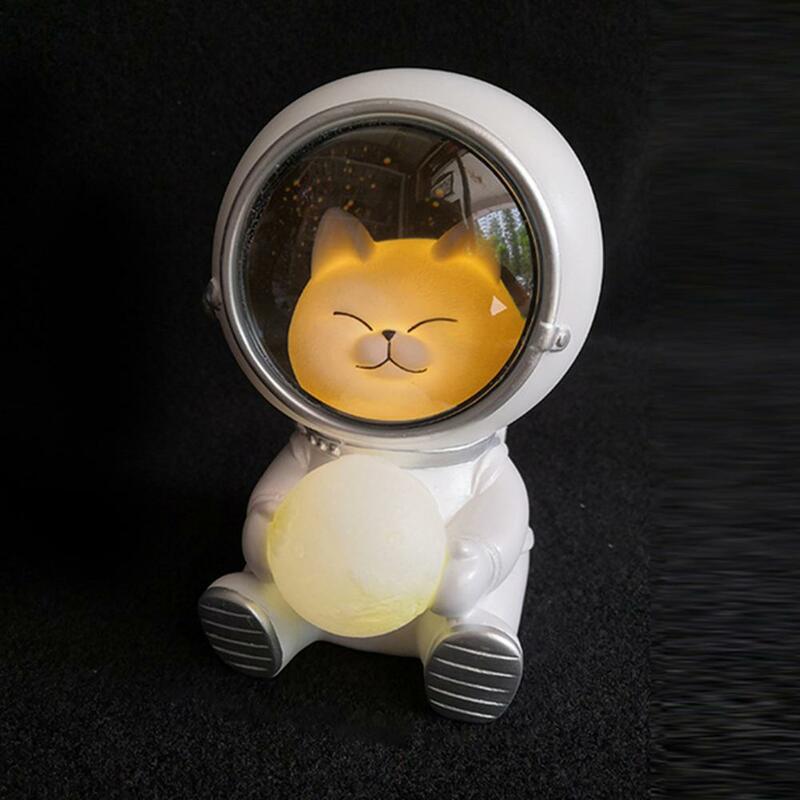 樹脂製の素敵な宇宙飛行士の猫のLEDナイトライト、漫画のクマのデスクランプ、子供の寝室、家庭のパーティーテーブル、装飾ライト