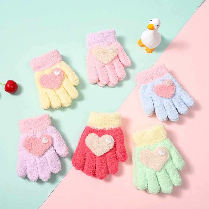 Вязаные детские перчатки с сердечками. Стильные и удобные теплые перчатки.