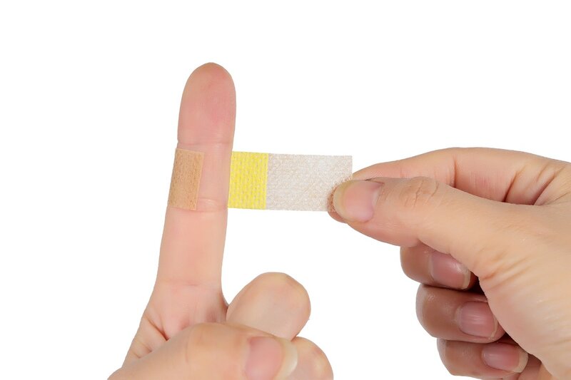 100 stücke wasserdichte bandaids nicht gewebte notfall bandage selbst klebende bandage für kinder erwachsene hä mosta tische paste sicherheits schutz
