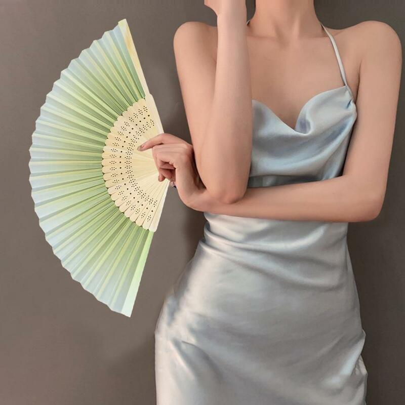 Abanico plegable para ropa de té, abanicos de mano de bambú Vintage chino elegante para mujer, abanicos de seda de Color degradado con borla para bodas