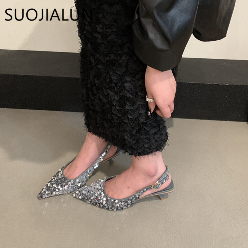 Новинка 2023, блестящие женские сандалии SUOJIALUN, модные с острым носком, без застежки, женские элегантные туфли с ремешком на пятке, туфли-лодочки на среднем каблуке