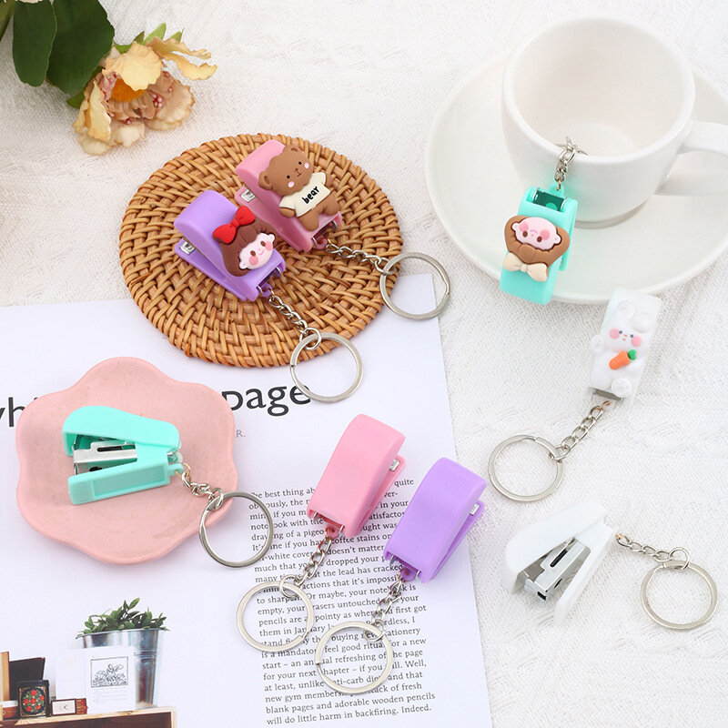 Stapler kreatif siswa, 1 buah portabel warna plastik lucu kartun Mini Stapler gantungan kunci nyaman liontin cincin