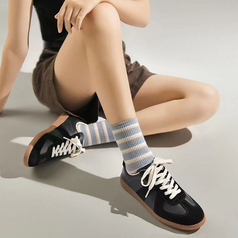 Sepatu olahraga pria dan wanita, sepatu olahraga Bowling modis antiselip ringan bersirkulasi sol lembut peredam guncangan
