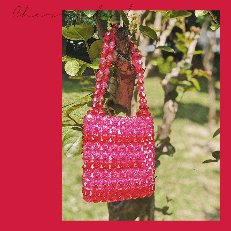 チェリーカラーの透明バッグ,パールのディテールで手作りされたデザイナーバッグ,アクリル,手織り,クリスタルパール,クリア