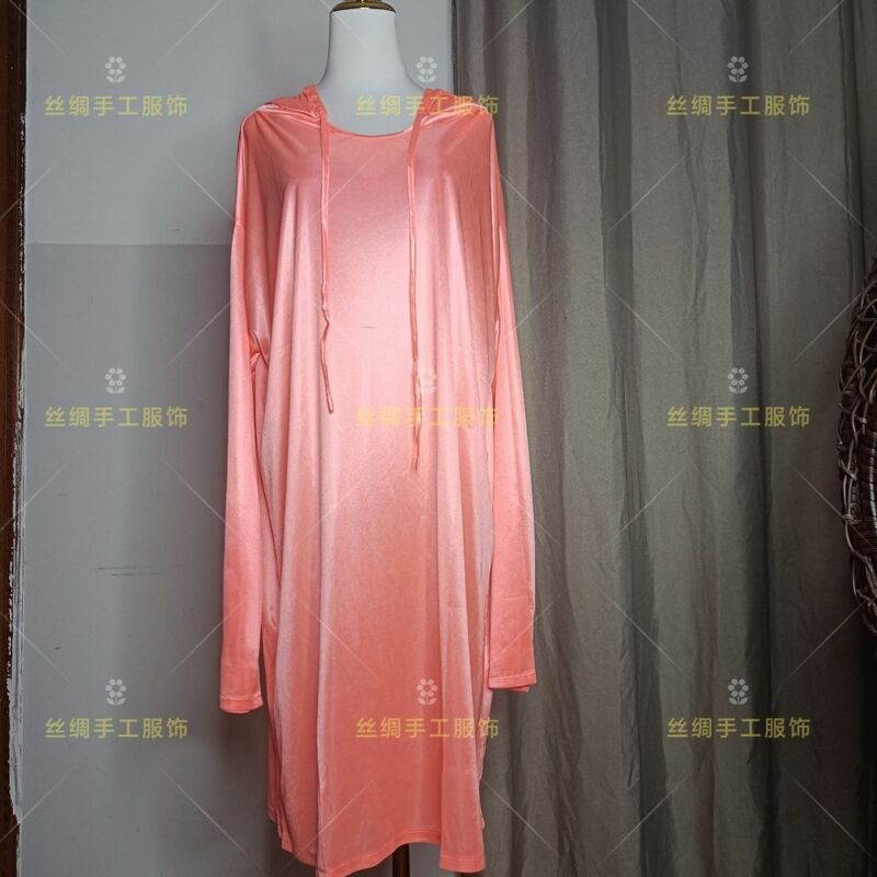 Сверхширокое глянцевое атласное платье с капюшоном, длиной 1,2 м