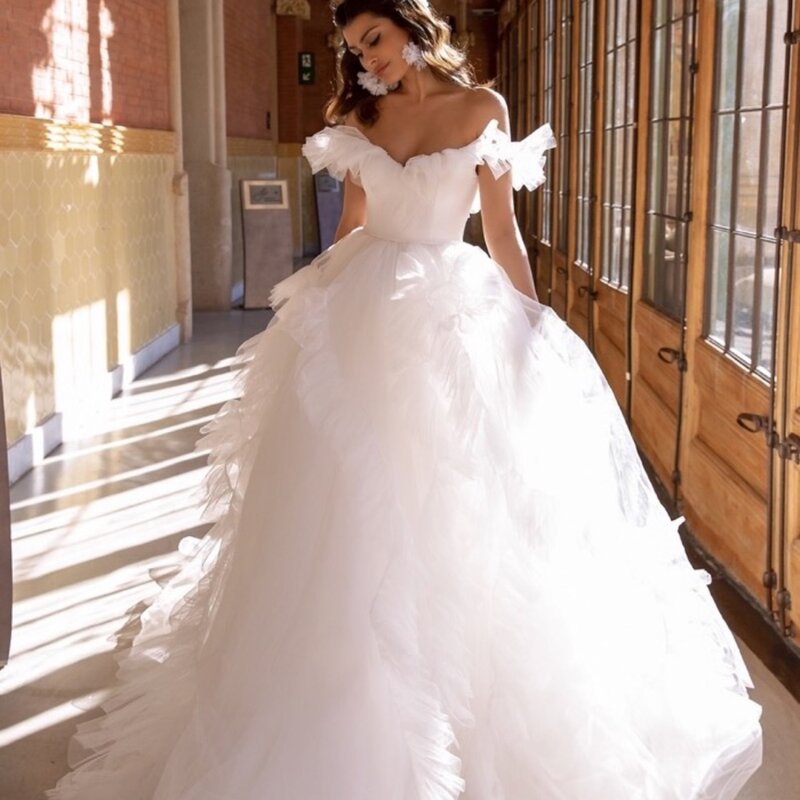 Impressionante vestido de noiva de linha, tule com camadas, plissado, decote V, fora do ombro, sem mangas, Sweep Train, vestidos nupciais