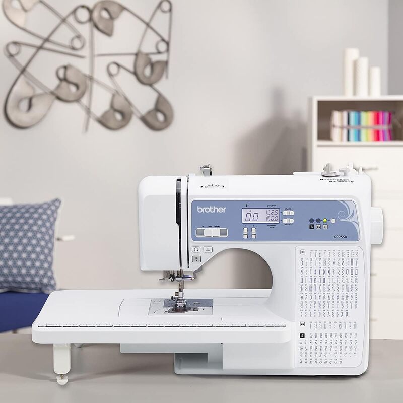 Máquina de coser y acolchar Brother, computarizada, 165 puntadas integradas, pantalla LCD, mesa ancha, 8 prensatelas incluidas, blanco