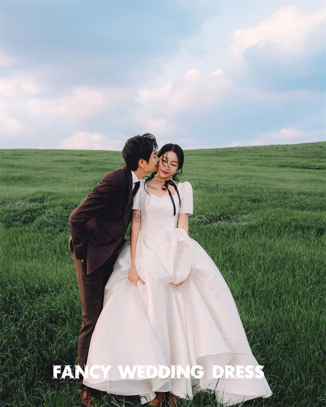 Extravagante simples vestido de casamento quadrado pescoço, Photo Shoot coreano, manga curta, uma linha vestido de noiva, comprimento do chão, espartilho traseiro, feito sob encomenda