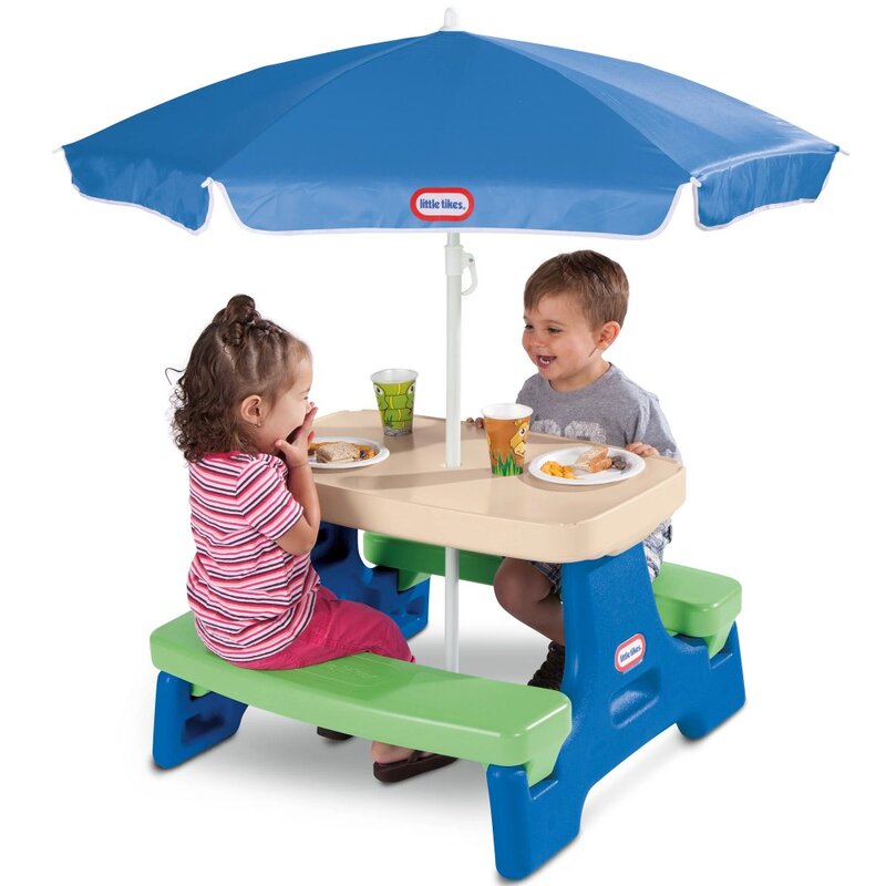 Mesa de piquenique infantil com guarda-chuva azul e verde