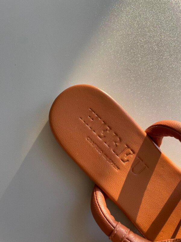 Hereu Kwaliteit Geweven Damesschoenen Niche Nieuwe Zomer Echt Leer Mode Eenvoudige Zachte Strand Vakantie Platte Romeinse Vrouwen sandalen