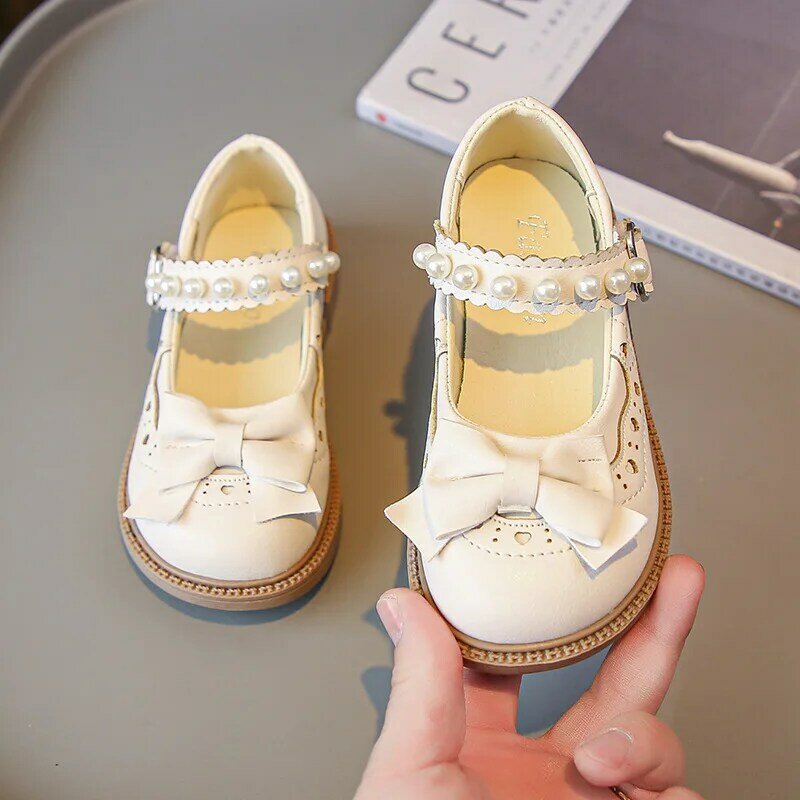 Chaussures en cuir de style britannique pour filles, nœud de perle simple, chaussures plates douces pour enfants, coeur creux pour enfants, chaussures de princesse polyvalentes, nouveau, 2024