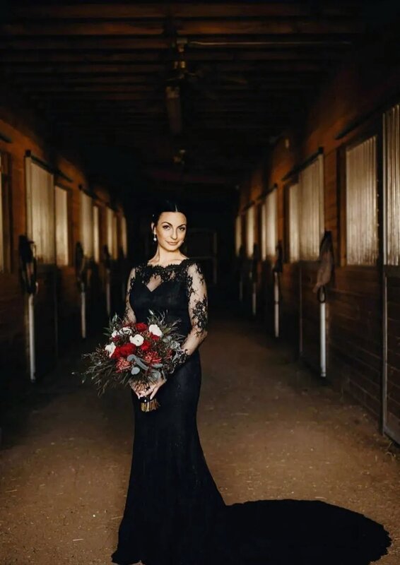 Wyszczuplające gotyckie suknie ślubne syrenki unikalne czarne aplikacje z wydrążonymi koronka z tyłu długie rękawy z okrągłym dekoltem suknie ślubne 2023 przedsionek