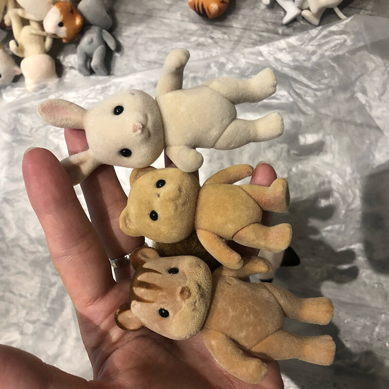 Floresta Família Figura Animal para Criança, Flocado Shaggy Figurine, Coelho Urso Cão Modelo Toy, Defeitos de Fábrica, 1Pc