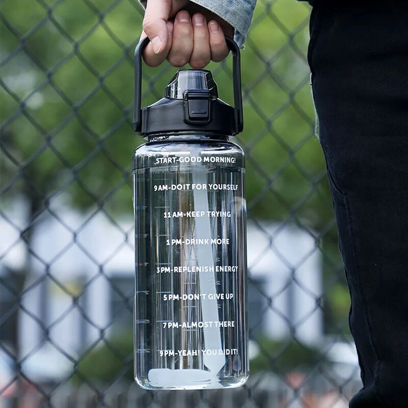 Bottiglia d'acqua portatile da 2 litri bottiglia per bevande con tazza d'acqua in paglia di plastica di grande capacità con indicatore del tempo per gli sport all'aria aperta Fitnes dropship